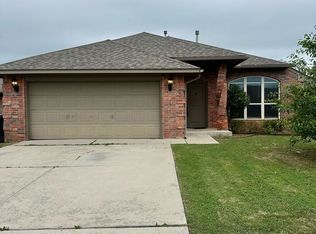 705 SW 44th St, Moore, OK 73160