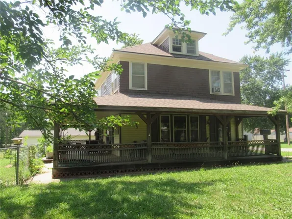 1104 S Walnut St, Ottawa, KS 66067