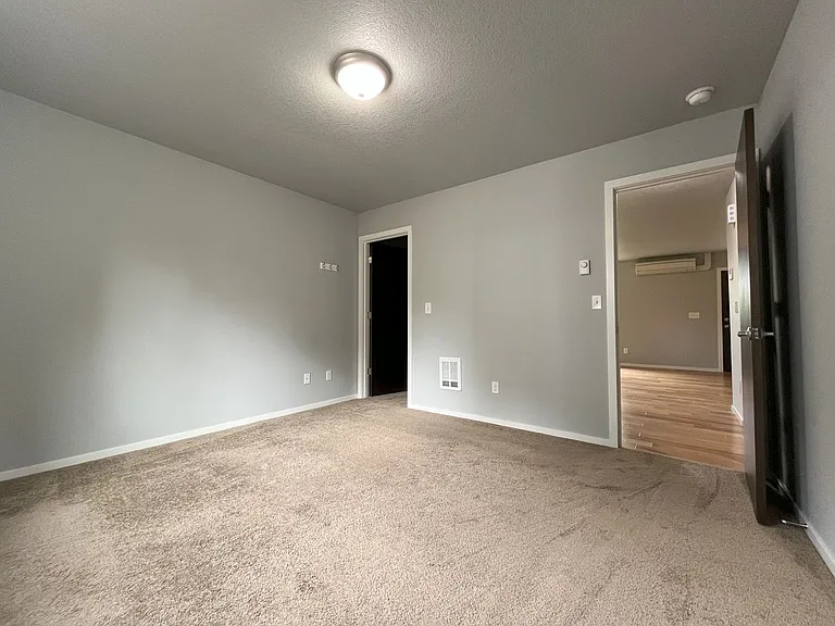 Charming SE Bungalow 3 Bed 2 Bathroom with Washer & Dryer — Photo 15