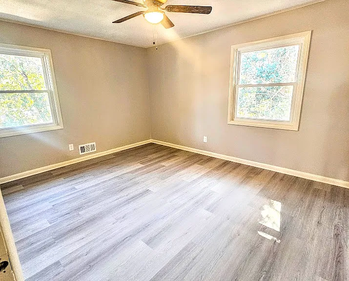 354 Windsor Dr SW — Photo 9