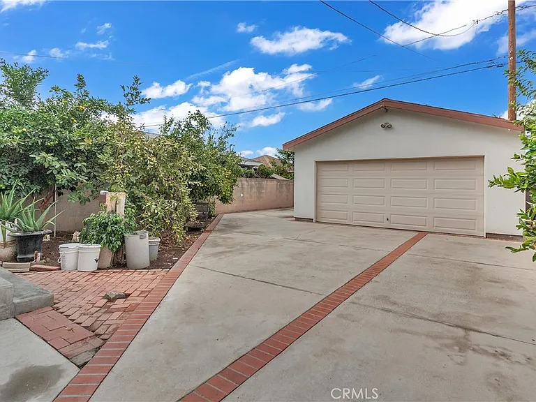 9533 Alexander Ave — Photo 1