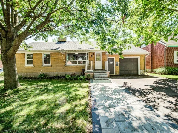 17 Crestwood Ave, Kitchener, ON N2H 4K6