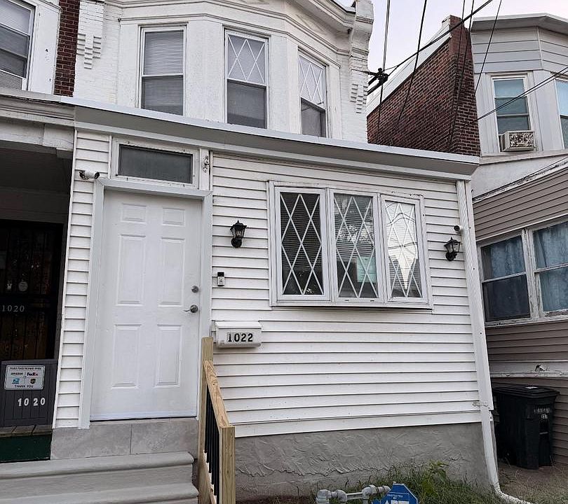 1st image of 1022 Lawrence Ave