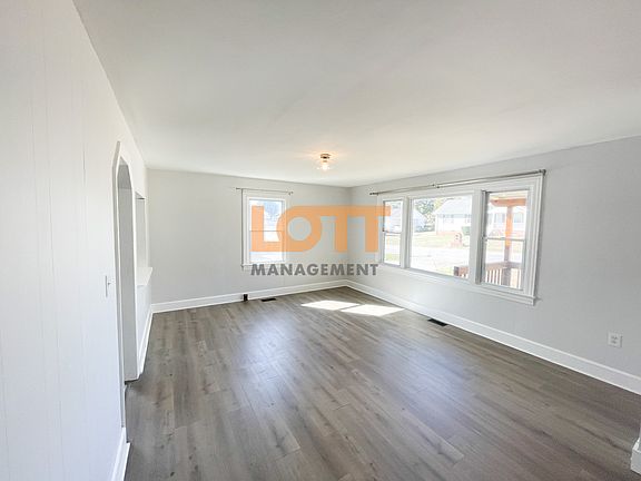 5th image of 121 Carter St