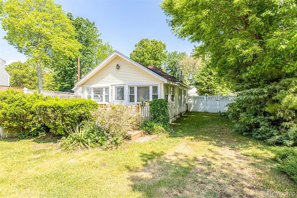 3678 Ferndale Dr, Fort Gratiot, MI 48059 Zillow