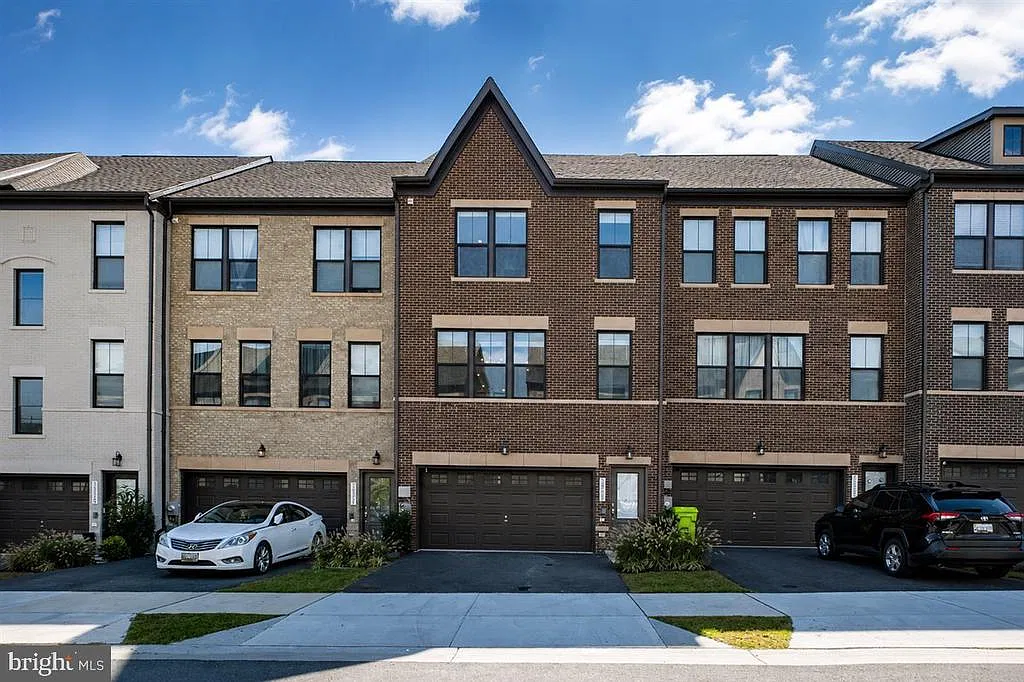 4 bed, 4.5 bath, 2200 sqft, $3,895 — Photo 1