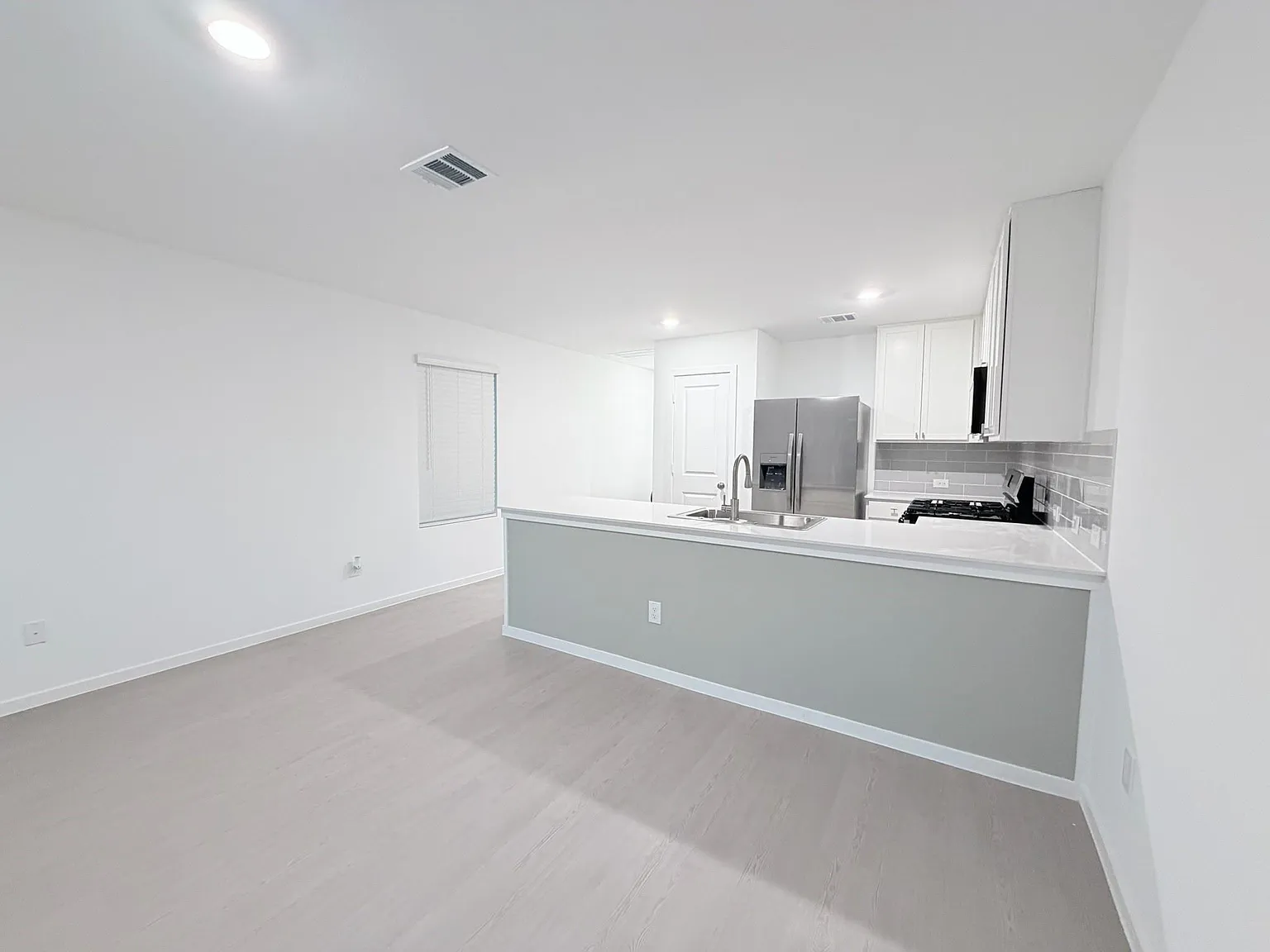 3 bed, 2.5 bath, 1294 sqft, $1,500 — Photo 4