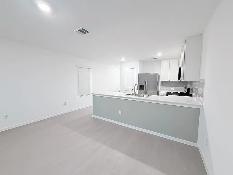 945 Pertuso Ln — Photo 4