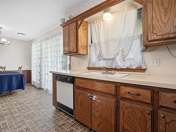 5th image of 1029 Oak Hill Dr