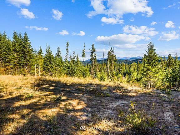 A slice of heaven awaits you.  Year round access to enjoy all those outdoor activities that are so popular in this area.