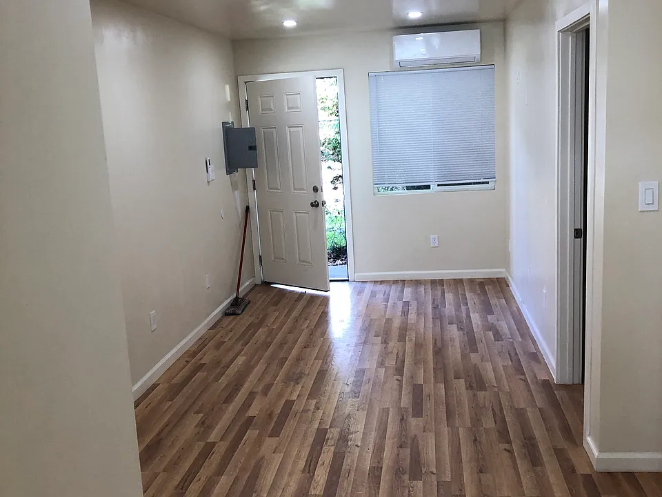 5720 1/2 S Saint Andrews Pl #1/2