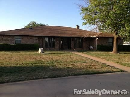 Big front yard!
						:
						Circle drive facing south.