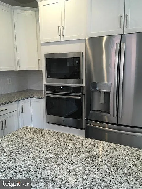 3 bed, 4.0 bath, 2200 sqft, $3,850 — Photo 3