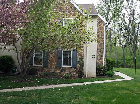 263 Valley Stream Ln, Chesterbrook, PA 19087