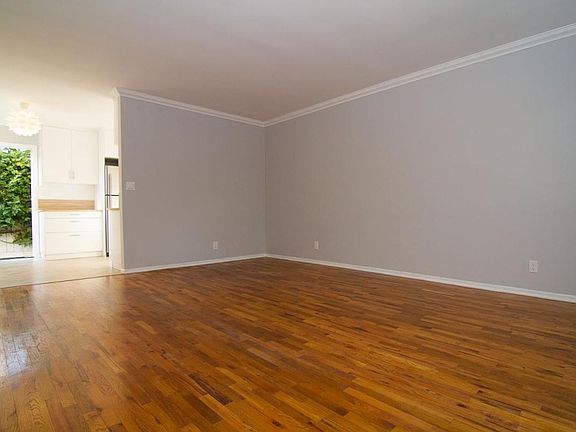 5th image of 4135-4137 Wade St #B