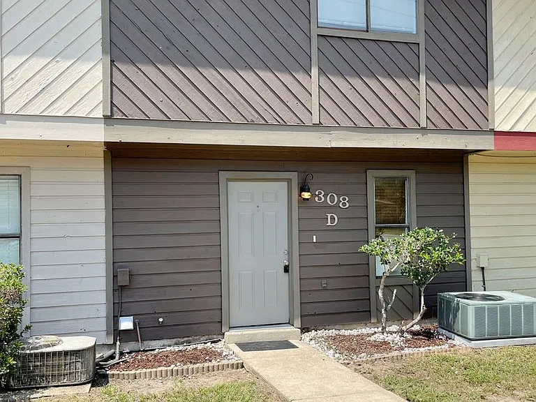 308 Woodrow St E #D — Photo 1