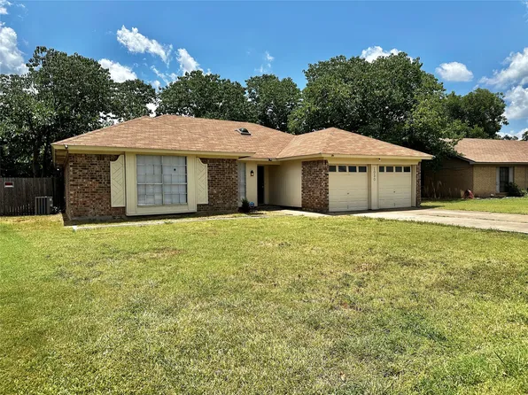 1030 Kane St, Benbrook, TX 76126