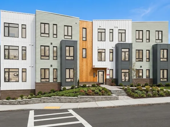 34 Oak St #302, Hyde Park, MA 02136