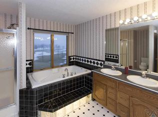 5813 S Tomar Rd, Sioux Falls, SD 57108