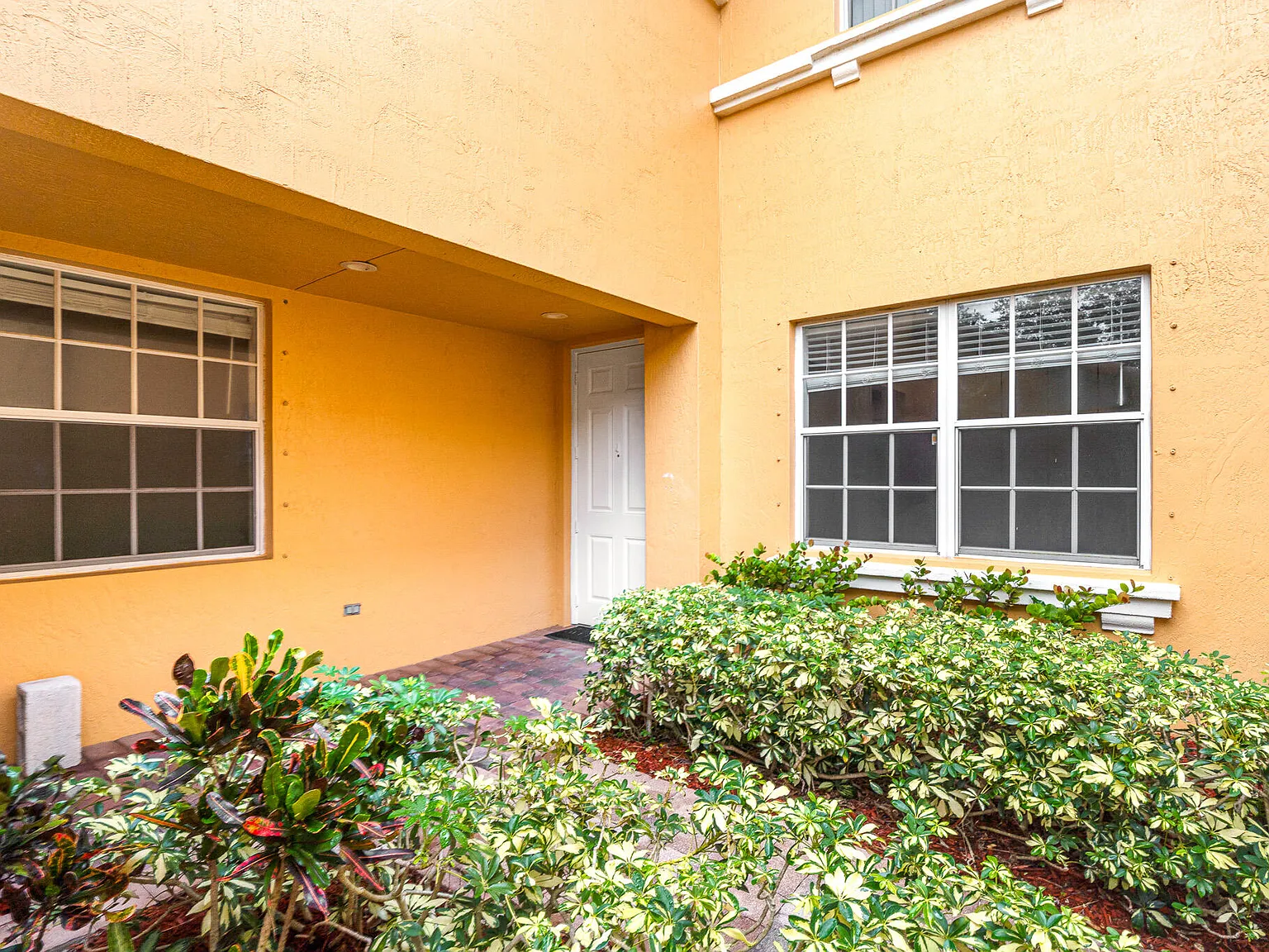 3 bed, 2.0 bath, 1401 sqft, $3,700 — Photo 3