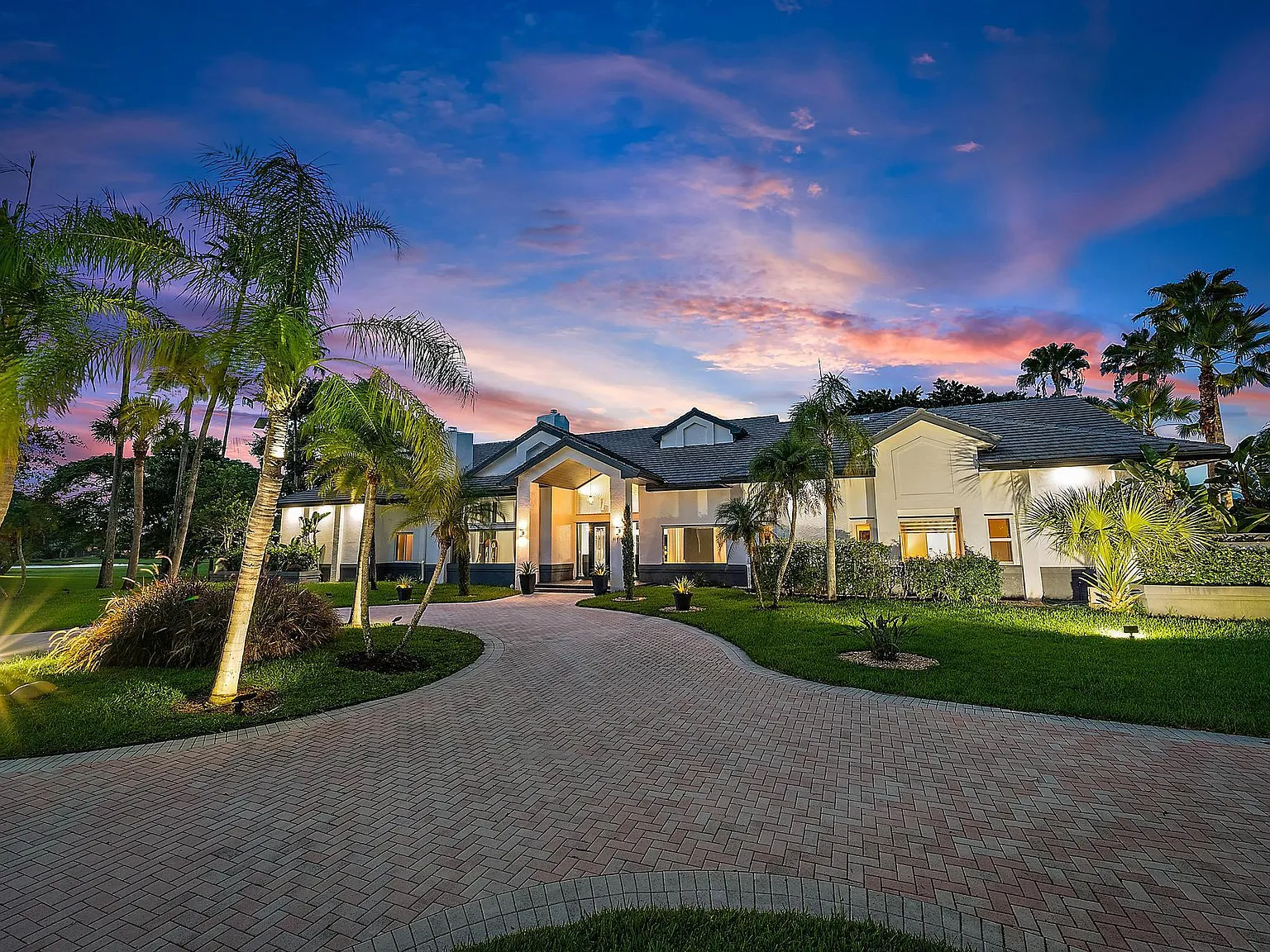 6 bed, 5.0 bath, 5660 sqft, $20,000 — Photo 2
