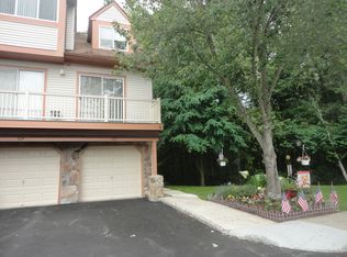 222 Woods Edge Dr, Succasunna, NJ 07876