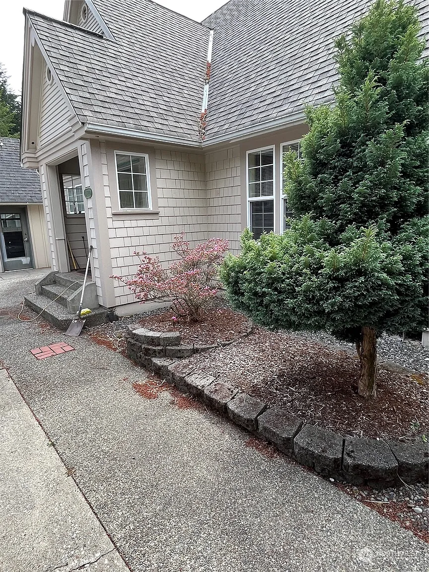 200 E Lake Forest Drive photo 1