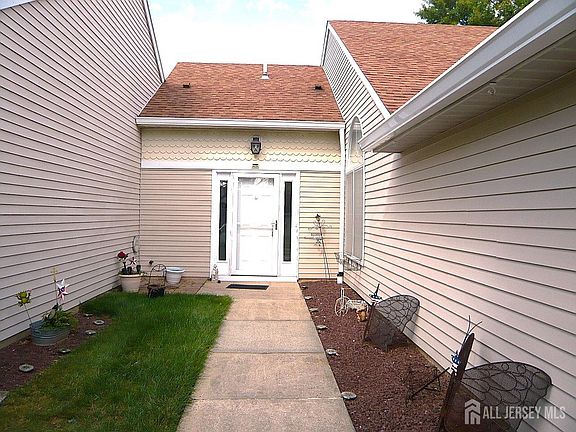 3rd image of 848 Sewell Rd