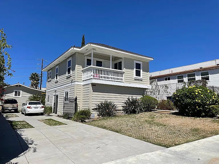 Upstairs unit with Balcony and 2 parking spaces