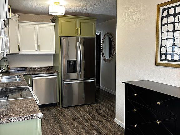 3rd image of 802 Dena St