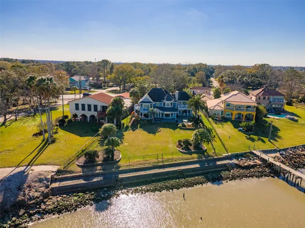 5123 W Bayshore Dr, Bacliff, TX 77518