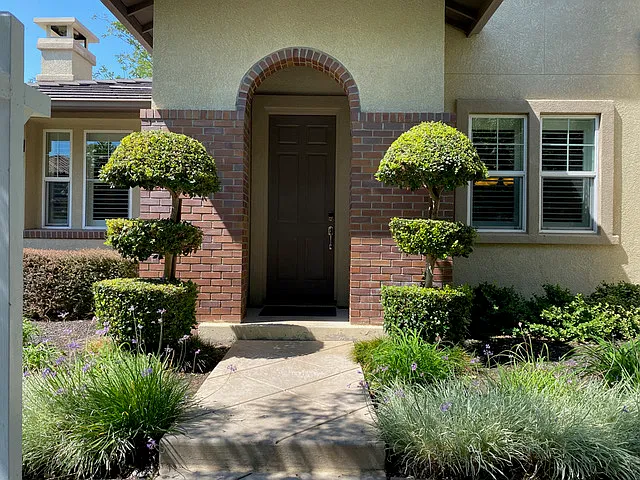 469 N Orinda Ct — Photo 2