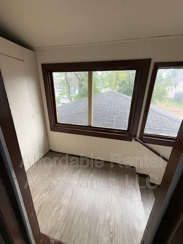 3 bed, 1.0 bath, $1,156 — Photo 2