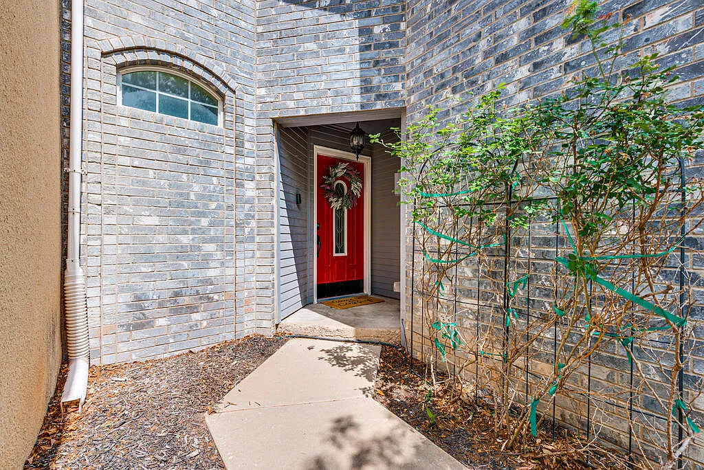 3 bed, 2.5 bath, 1913 sqft, $3,300 — Photo 4