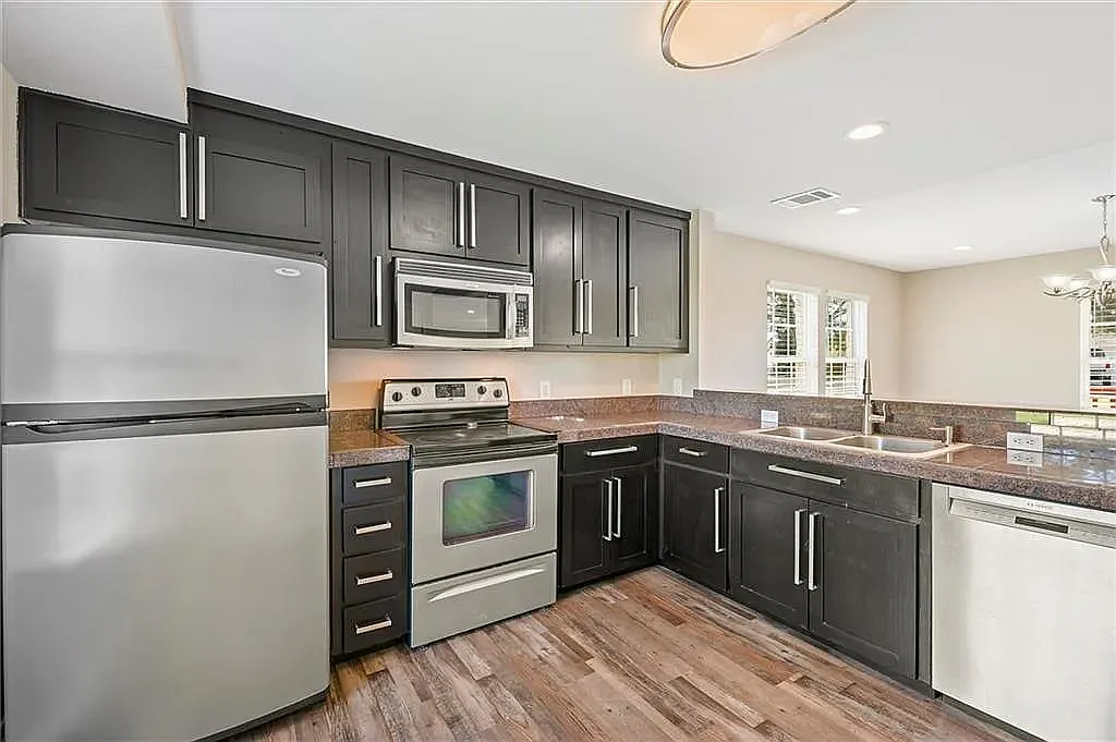 3 bed, 2354 sqft, $2,795 — Photo 3