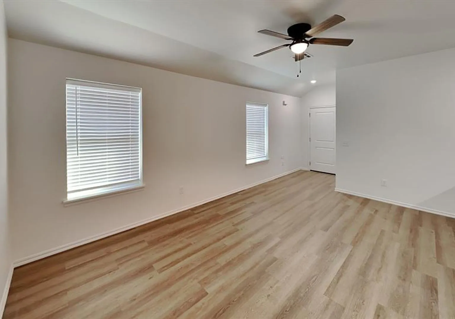 Brand New Stunning and Spacious 3 Bedroom 2 Bath Duplex in Mustang Schools — Photo 4