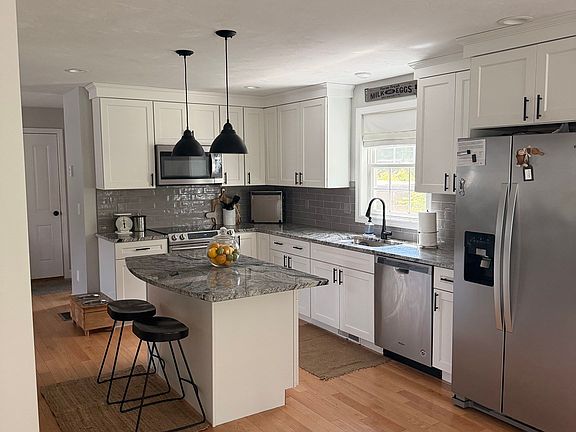 3rd image of 33 Ledgewood Cir