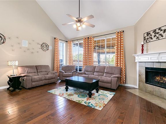 3rd image of 2401 Foxwood Ln