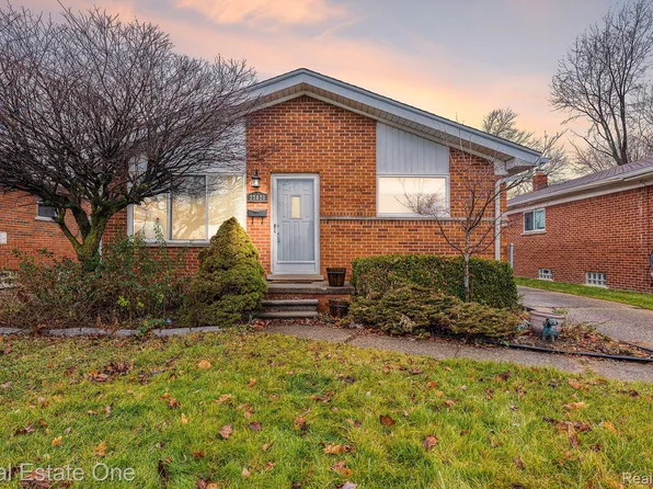 27821 Joan St, Saint Clair Shores, MI 48081