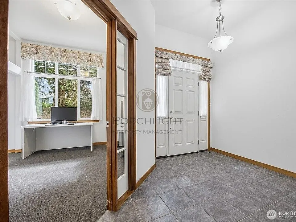 237 Creekview Crest - 1 — Photo 3