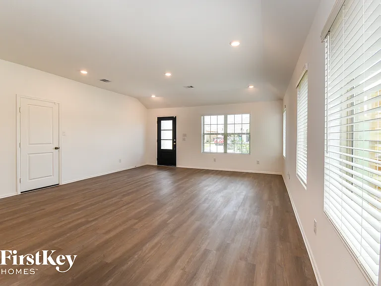 712 Willow Harbor Ln — Photo 3