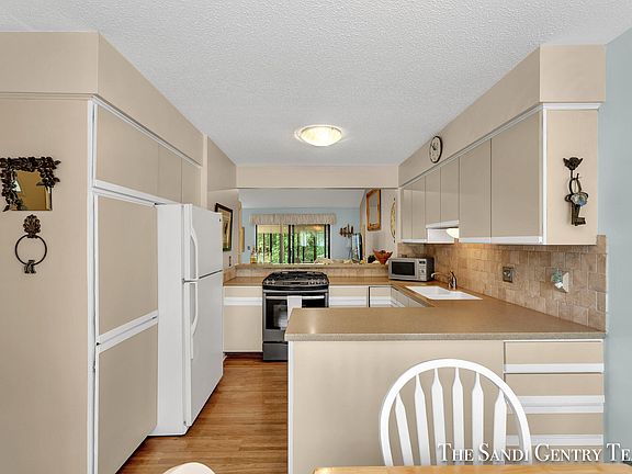 2nd image of 2330 Skyline Dr NW