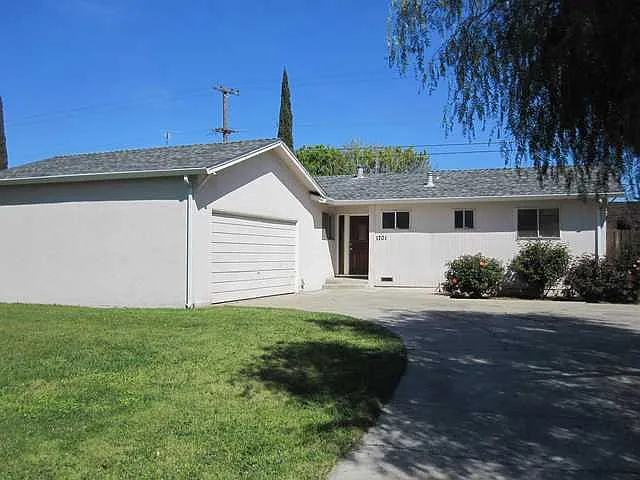 1701 Couchman Ln photo 1