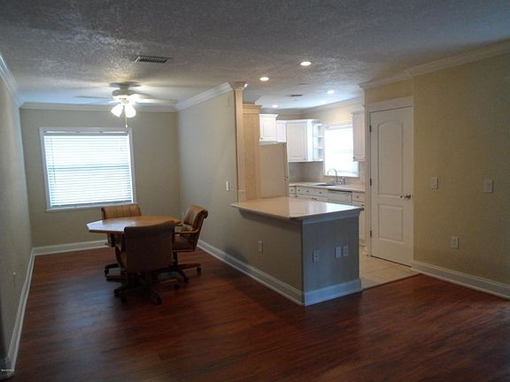 3rd image of 255 Spring Dr APT 1