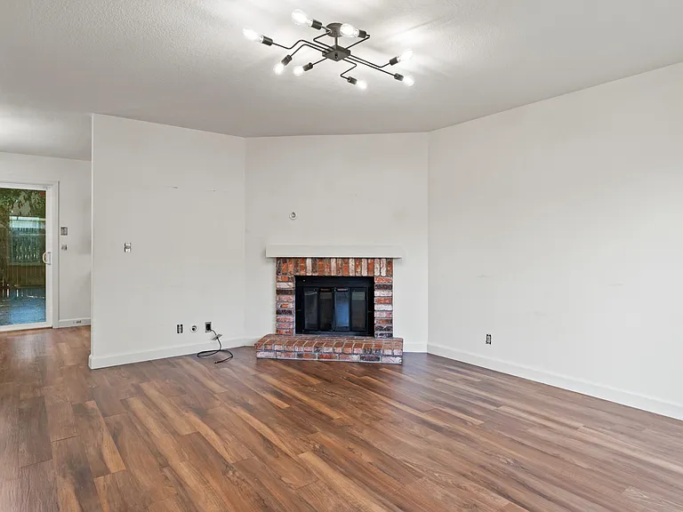 448 Lilac Ct — Photo 2