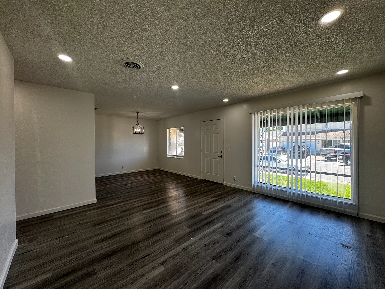 3 bed, 1050 sqft, $3,300 — Photo 3