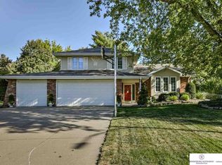 21424 Shamrock Cir, Elkhorn, NE 68022