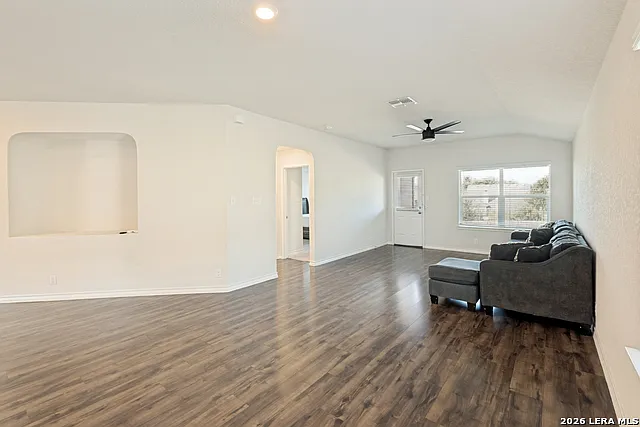 4 bed, 2.0 bath, 1692 sqft, $1,950 — Photo 4