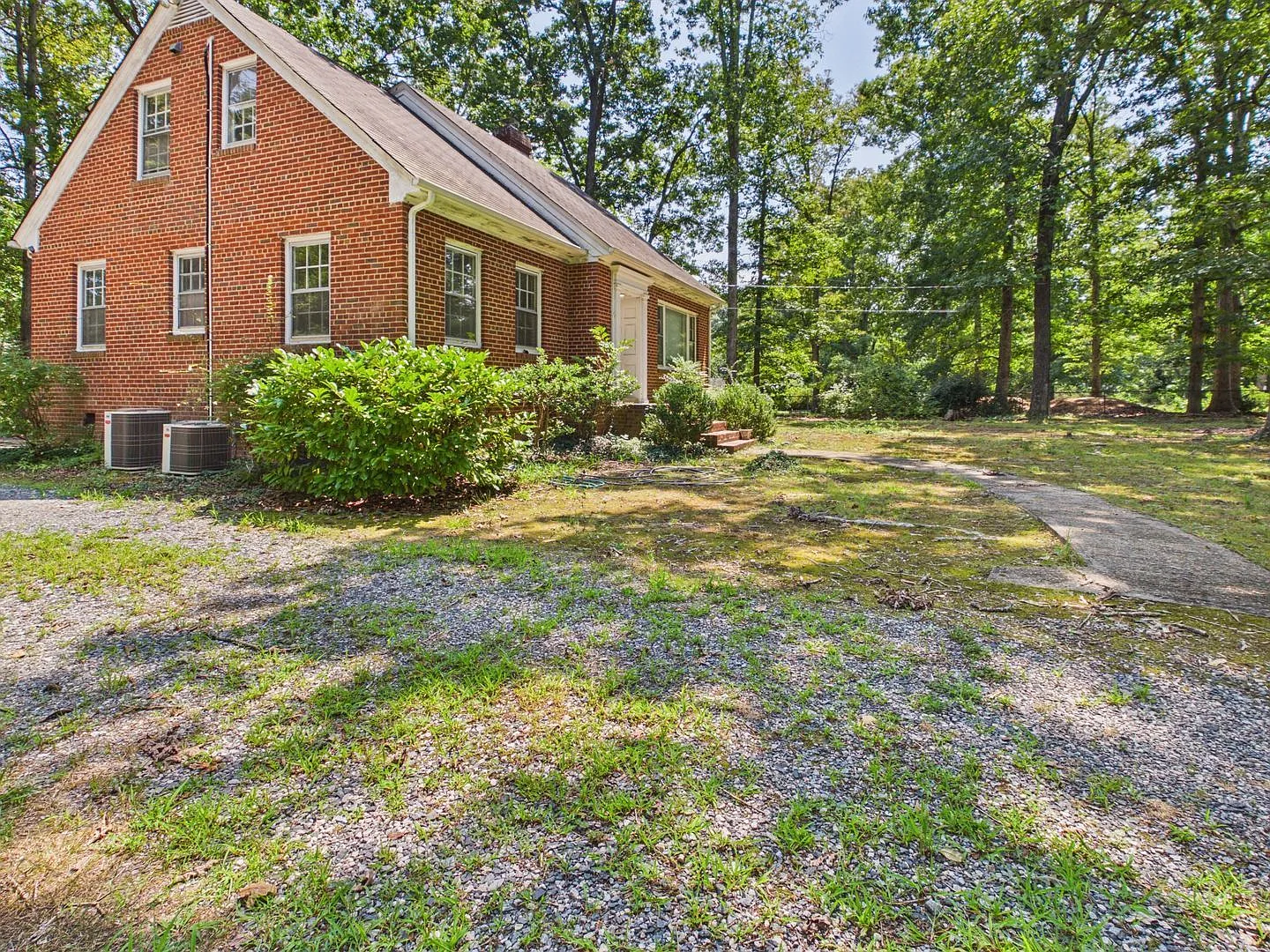 4 bed, 2.0 bath, 1834 sqft, $2,495 — Photo 2