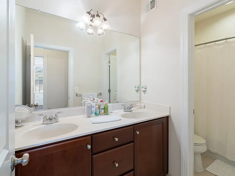 Upper Level Shared Full Bathroom